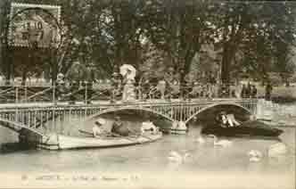 sous le pont des amours en 1902.jpg (6464 octets)